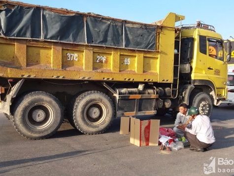 Va chạm với xe tải, mẹ nguy kịch, bé 3 tuổi tử vong