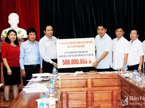 Mặt trận Tổ quốc Việt Nam hỗ trợ Nghệ An 500 triệu đồng khắc phục hậu quả bão số 10