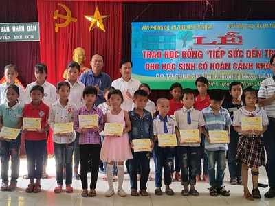 Trao 100 suất quà 'Tiếp sức đến trường' cho học sinh nghèo