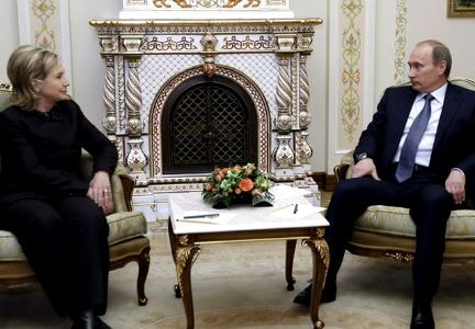 Clinton 'dị ứng' với dáng ngồi của Putin