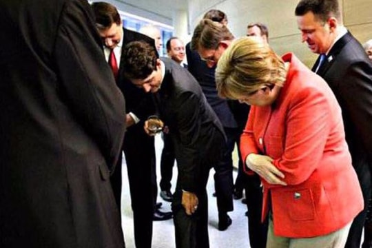 Thủ tướng Canada gây 'bão mạng' với đôi tất độc