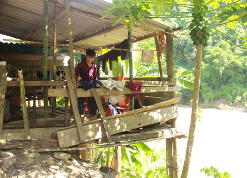 Hiểm họa rình rập những ngôi nhà dựng ven sông, suối