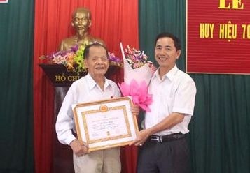 Nghĩa Đàn trao tặng Huy hiệu Đảng