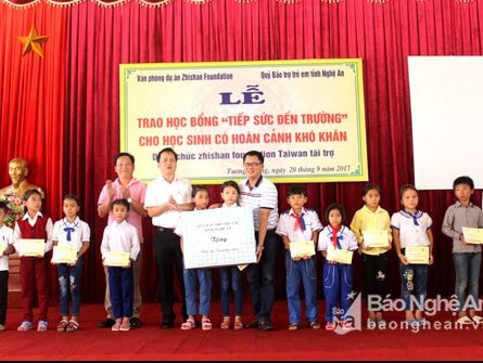 Trao 646 suất học bổng và đồ dùng học tập cho học sinh nghèo vượt khó