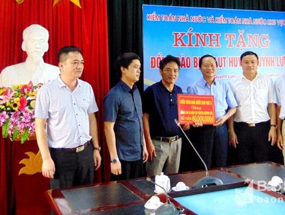 Ủng hộ 60 triệu đồng cho người dân bị thiệt hại do bão số 10