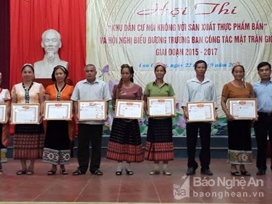 Con Cuông tuyên dương 34 trưởng ban công tác Mặt trận