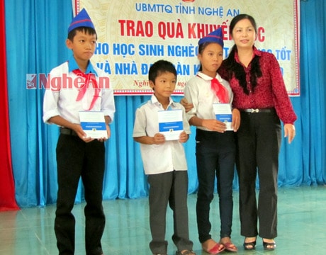 Trao sổ tiết kiệm của Bí thư Tỉnh ủy cho HS nghèo xã Nghi Phương