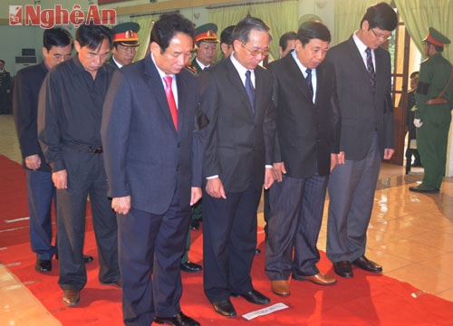 Các đồng chí lãnh đạo tỉnh kính viếng Đại tướng Võ Nguyên Giáp