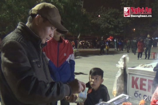 Gánh hàng rong đêm giao thừa