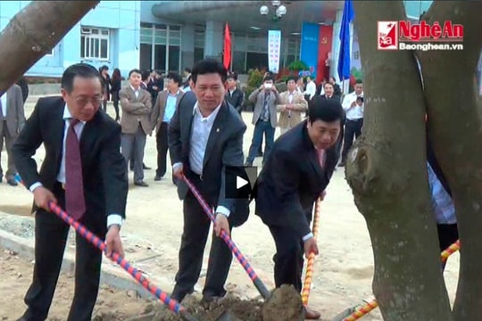 Lãnh đạo tỉnh tham gia trồng cây đầu Xuân Giáp Ngọ