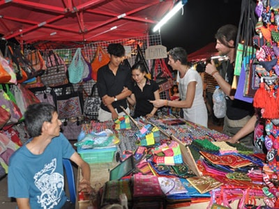 Mưu sinh ở chợ đêm Viêng Chăn
