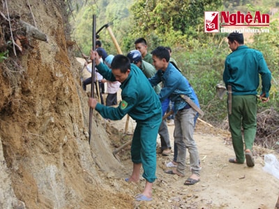 Mở đường vào bản Mông