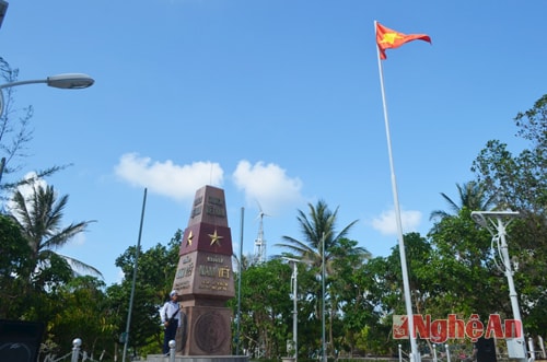 Trang nghiêm Lễ chào cờ trên Quần đảo Trường Sa