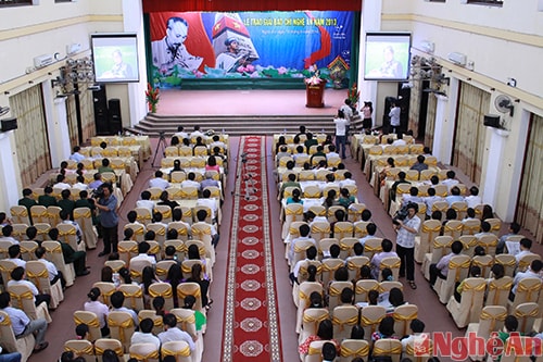 Lễ trao giải báo chí Nghệ An năm 2013