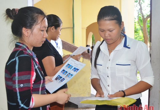 Thí sinh dự thi đợt 2 trong nắng nóng