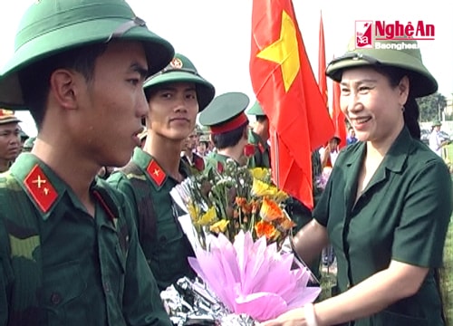 Thanh niên quê hương Xô Viết lên đường nhập ngũ