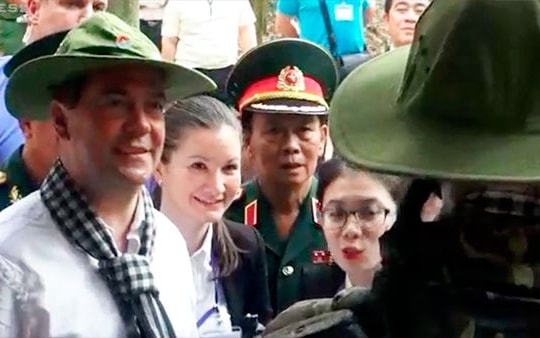 Thủ tướng Medvedev đeo khăn rằn, thăm hầm địa đạo Củ Chi