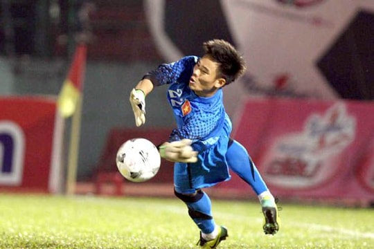 Những pha cứu thua xuất thần của thủ thành Nguyên Mạnh