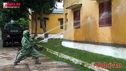 Xem bộ đội xử lí hóa chất độc hại