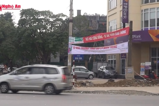 Bát nháo quảng cáo ngoài trời ở TP Vinh