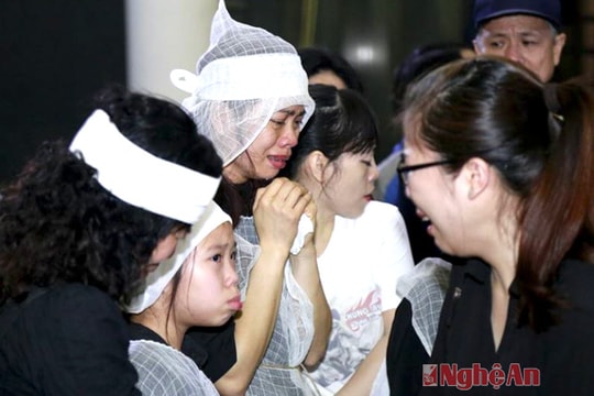 Vợ con nghẹn ngào khi ca khúc "Đường đến ngày vinh quang" vang lên trong tang lễ Trần Lập