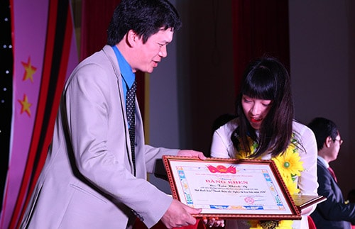 Nữ sinh nói 7 thứ tiếng được tỉnh Nghệ An tuyên dương
