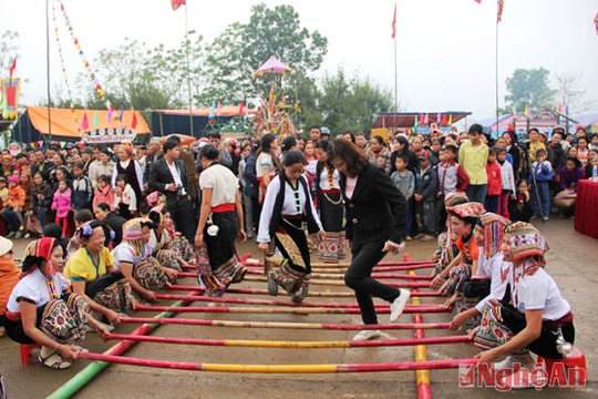 Xem đồng bào dân tộc Thái nhảy sạp, múa lăm vông