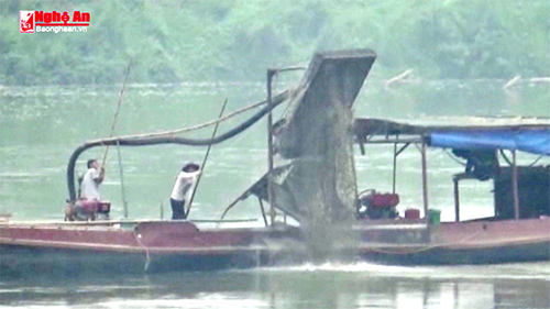 "Cát tặc" rút ruột sông Lam