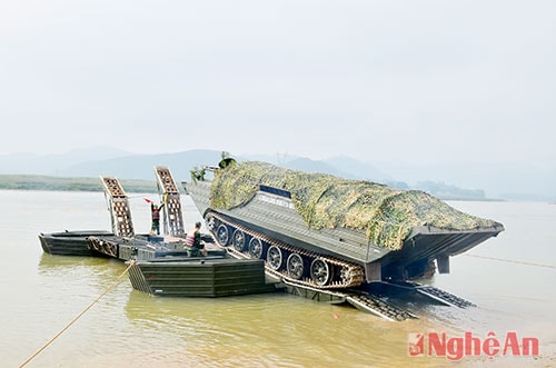 Xem bộ đội QK4 phô diễn kỹ năng vượt sông bằng xe lội nước