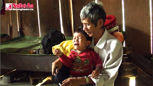 Video cảnh tang thương của gia đình 3 nạn nhân tử vong do ngạt khí