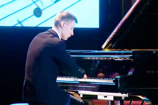 Chàng trai không có ngón tay vẫn chơi piano điêu luyện