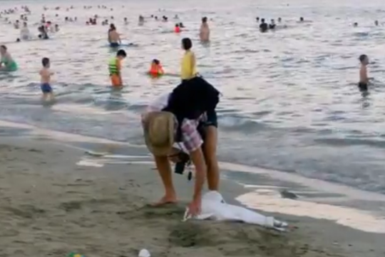 Đáng suy ngẫm: Người nước ngoài dọn rác ở bãi biển Việt Nam