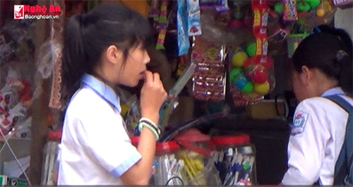 Báo động thực phẩm 'lạ' trước cổng trường