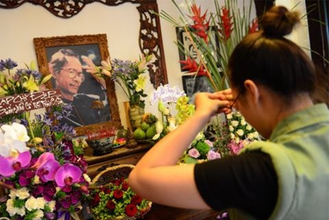 Khán giả thắp hương trong ngày giỗ nhạc sĩ Trịnh Công Sơn
