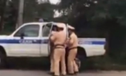 Cảnh sát giao thông nổ súng, quật ngã thanh niên cầm 2 con dao