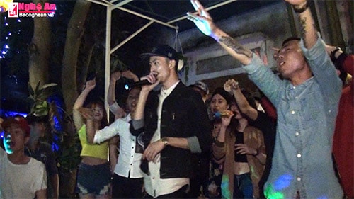 Rapper Đen Vâu đưa giới trẻ thành Vinh 'đi trốn'