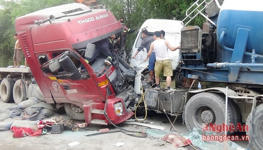 Giải cứu tài xế mắc kẹt trong ca bin sau tai nạn