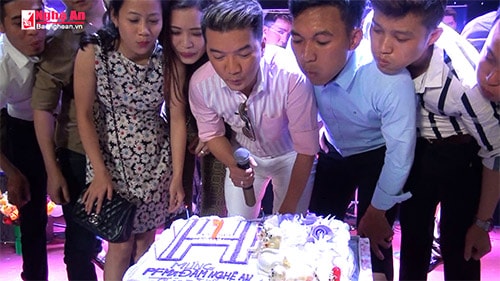 Fan hâm mộ thành Vinh thưởng thức giọng hát Mr Đàm