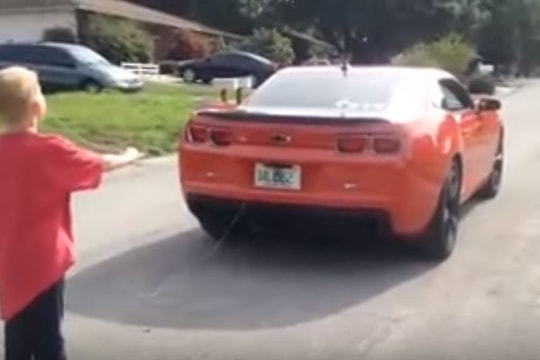 Màn nhổ răng độc đáo bằng xe ô tô