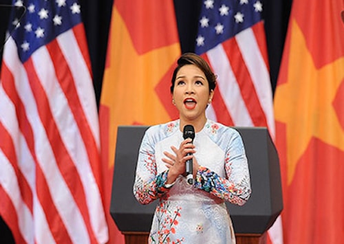 [Video] Mỹ Linh gây tranh cãi khi hát Quốc ca trong buổi gặp Tổng thống Obama