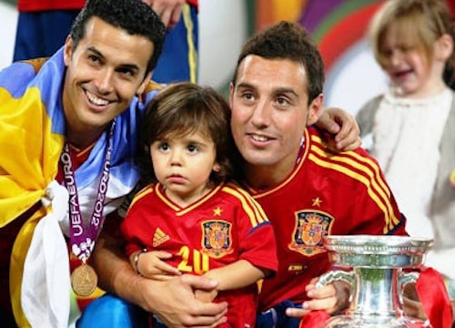 Fan Arsenal khuyên HLV Wenger ký hợp đồng với con trai 5 tuổi của Santi Cazorla