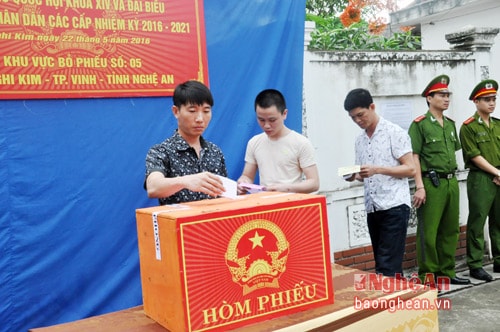 Những cử tri 'đặc biệt' tham gia bầu cử tại trại tạm giam Nghi Kim