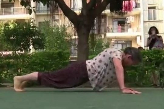 Sốc: Cụ bà 81 tuổi hít đất 100 cái mỗi ngày