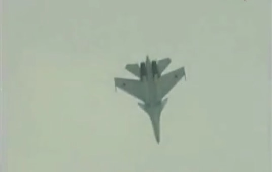 Clip phi công máy bay SU-30 phóng dù thoát hiểm