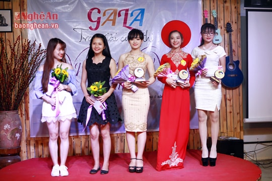 Anh chàng 'Xoài tặc' phô diễn ca hát trước các 'Người đẹp xứ Nghệ qua ảnh'