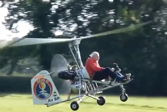 Kinh ngạc cụ ông bay bằng trực thăng tự chế