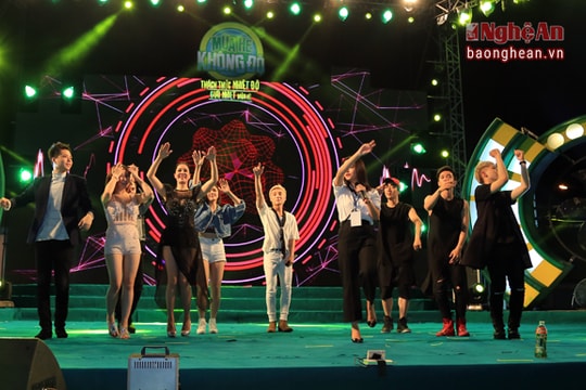 Sơn Tùng MTP, Phan Mạnh Quỳnh, Hương Tràm cháy hết mình với khán giả thành Vinh