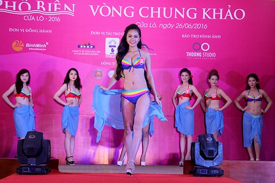 Bỏng mắt với màn trình diễn áo tắm của 'Người đẹp phố biển'