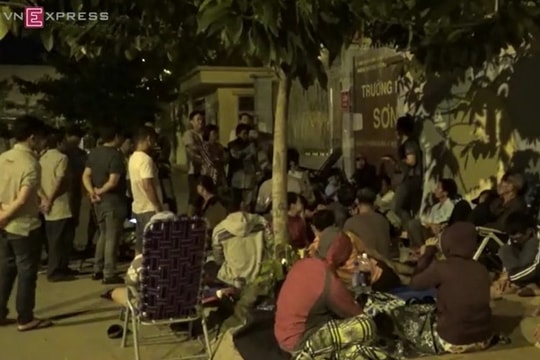 Xếp hàng 18 tiếng xin học mẫu giáo cho con