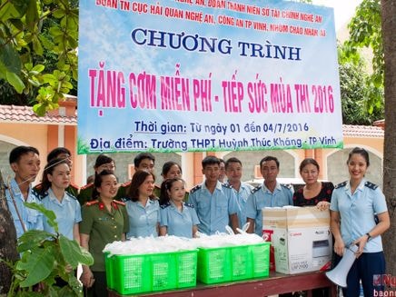 Ấm lòng bữa cơm miễn phí